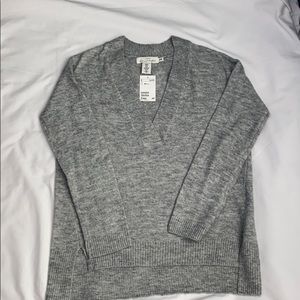 BNWT H&M Gray v-neck sweater
